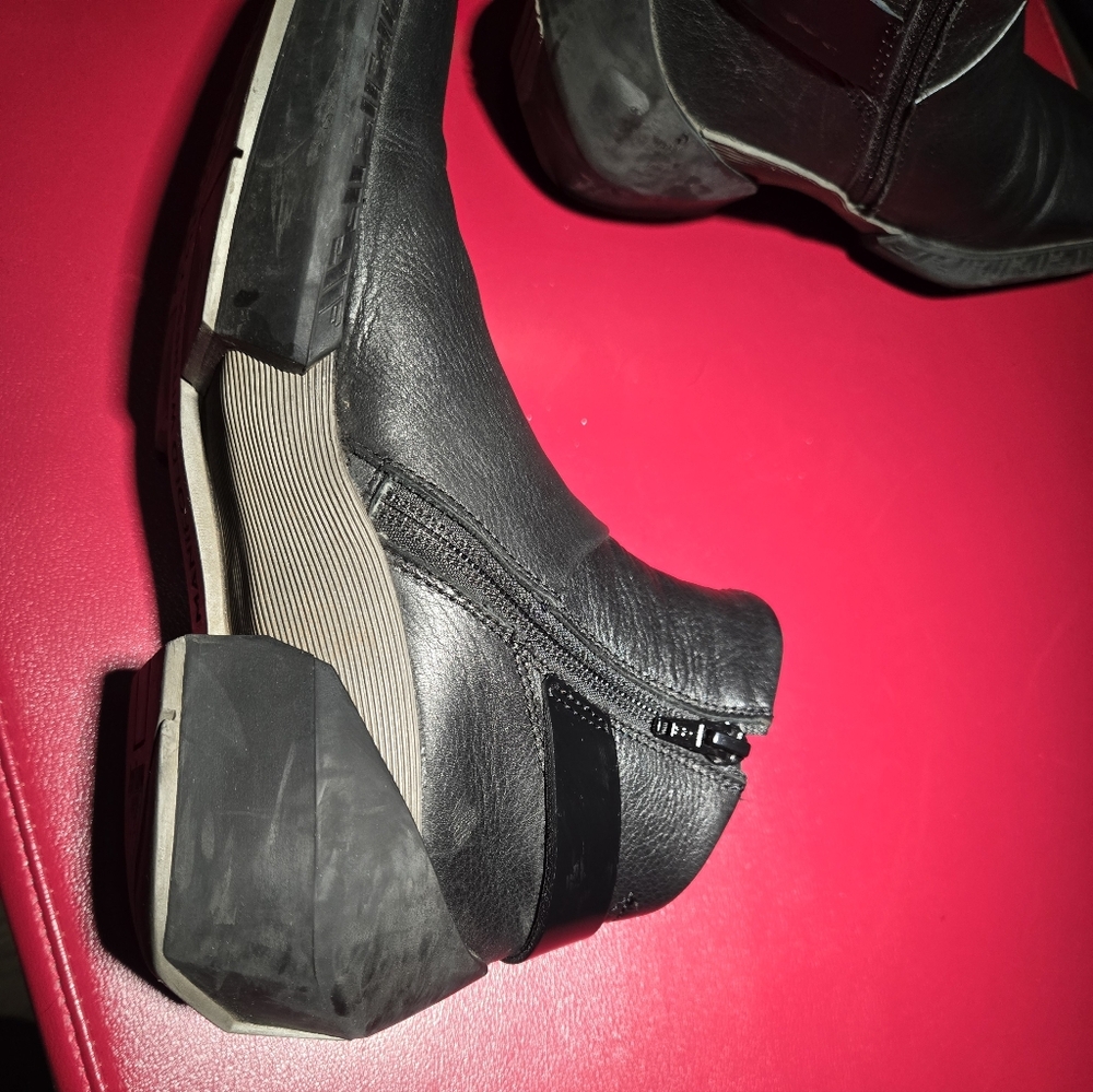 Fluevog x Star Trek: Strange New Worlds™ Cadet boots 6.5 - Picture 2 of 7